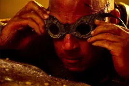 Zabiják Riddick vás vidí - na novém plakátu a v nabušeném traileru