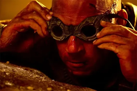 Zabiják Riddick vás vidí - na novém plakátu a v nabušeném traileru