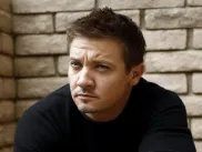 Když se pletete CIA do cesty, neskončíte dobře. Na vlastní kůži to pozná Jeremy Renner.