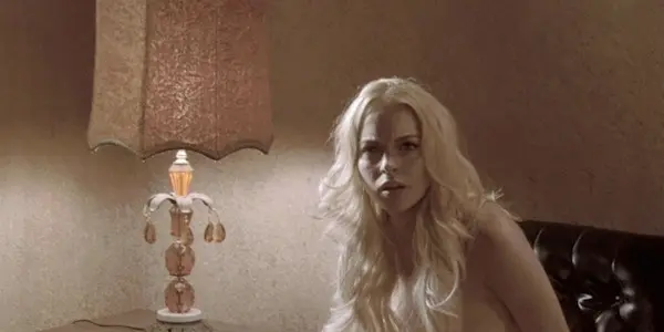 7-herecek-ktere-vas-donutili-si-myslet-ze-jste-je-videli-nahe-2