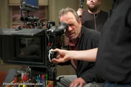 Tommy Lee Jones natočí remake westernové klasiky Johna Waynea Malí kovbojové