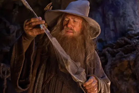 Sherlock Holmes v důchodu s tváří Gandalfa a pamětí jako ementál