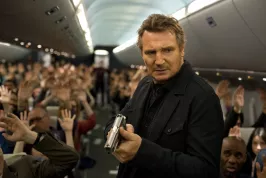 Přepadení ve vzduchu: Boj drsného Liama Neesona s teroristy na palubě letadla má první trailer a plakát