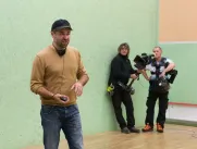 Jiří Bartoška v roli ostříleného reportéra. Začalo natáčení televizního filmu Reportéři a ti druzí.