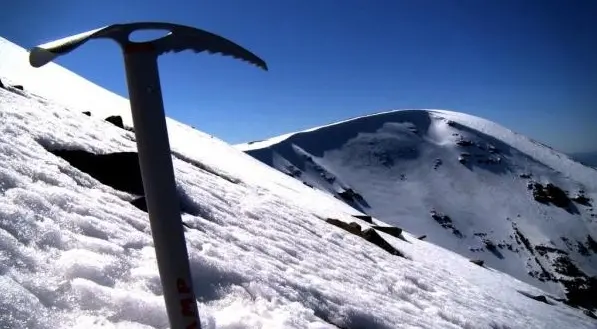 Recenze: Poslední vrchol - seznamte se s knězem, který lezl po horách