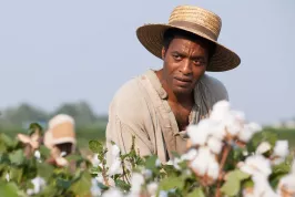 12 let v řetězech - režisér uměleckých filmů pomrkává v otrokářském dramatu po Hollywoodu