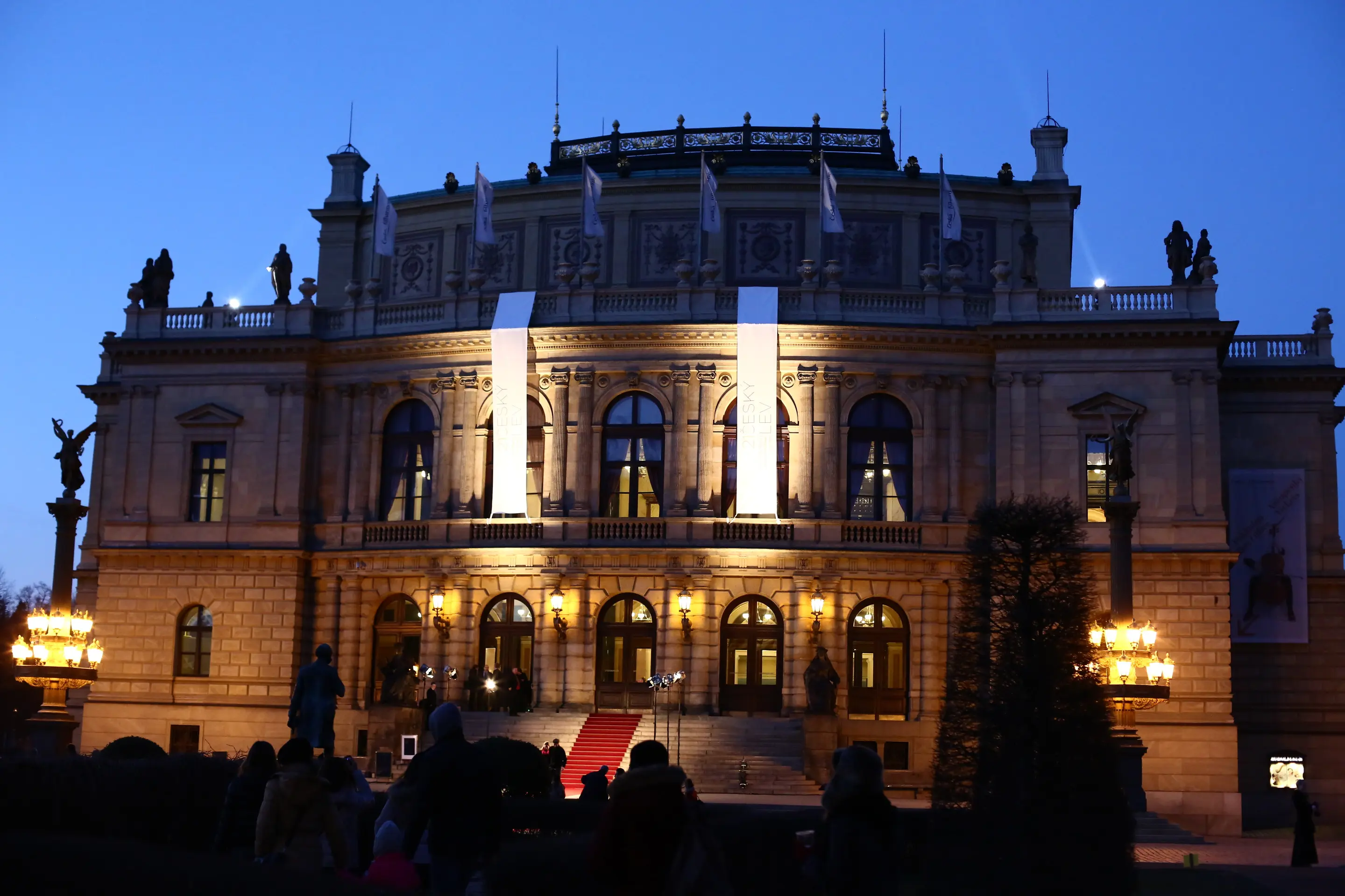 zapisky-z-rudolfina-ceska-filmova-a-televizni-akademie-se-nazrala-a-ze-lva-zbyly-jen-zbytky-1