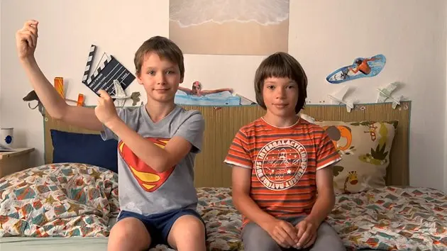 recenze-pojedeme-k-mori-jirka-madl-predstavuje-osobity-rezijni-debut-ktery-pobavi-i-dojme