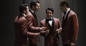 Eastwoodovi Jersey Boys se představují na plakátu a ve svižném traileru