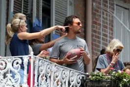Co udělá Brad Pitt, když zjistí, že má za souseda Matthewa McConaugheyho? Hodí mu pivo!