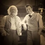 Nová komedie od tvůrce Médi nabídne úžasné cameo: dr. Emmetta "Doca" Browna z Návratu do budoucnosti!