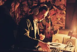 Frodo, doktor-maniak a indiánská mlátička v hudebním světě. Českou republiku navštíví slavní herci v netradičních rolích.