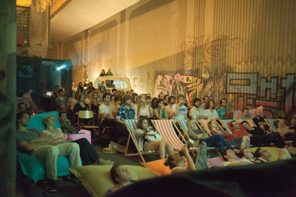 hvezdy-na-platne-i-nad-hlavou-letni-kina-jsou-tady-2