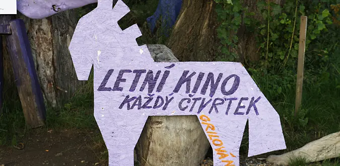 hvezdy-na-platne-i-nad-hlavou-letni-kina-jsou-tady-6