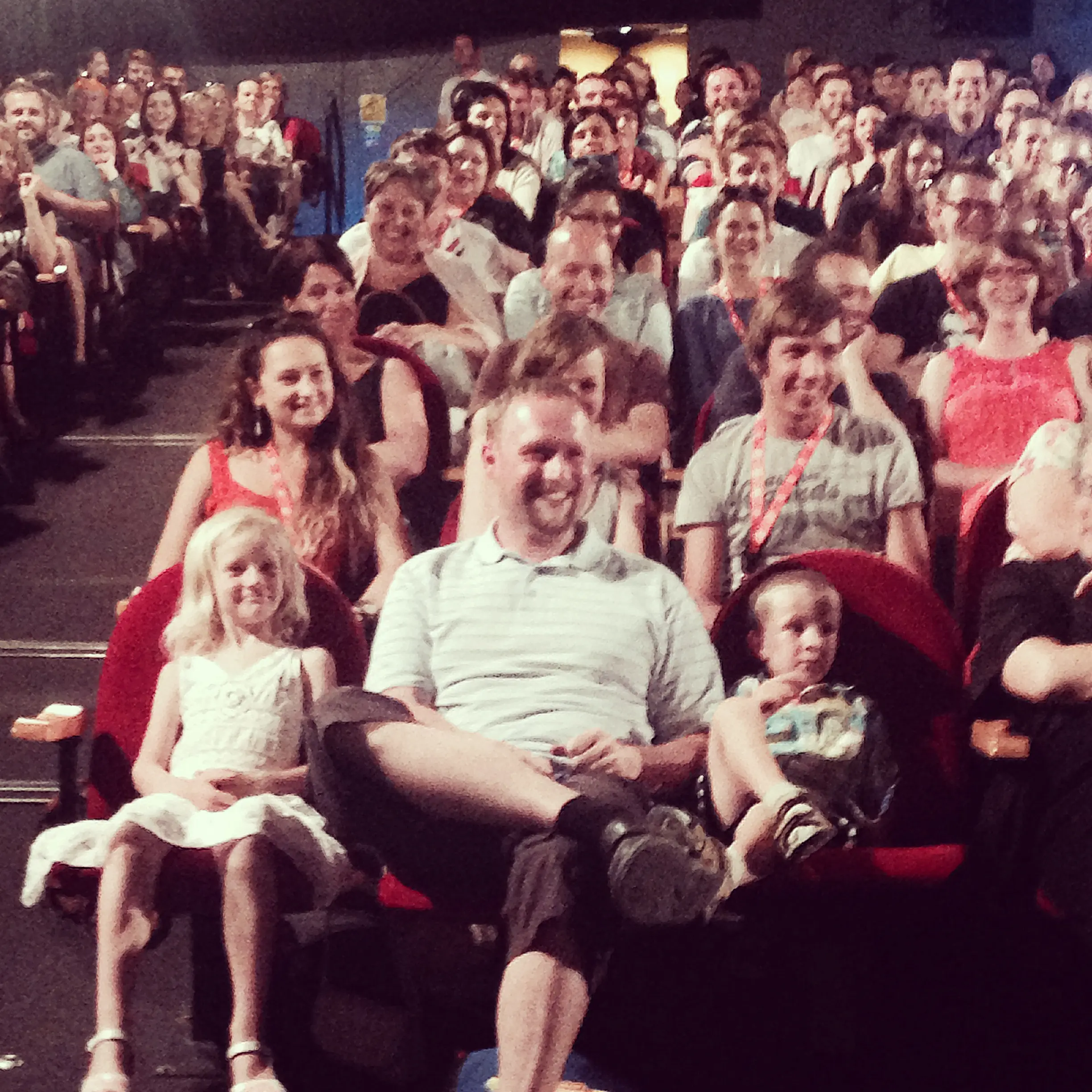 nas-clovek-ve-varech-skvela-mista-za-melem-gibsonem-doslo-na-selfie-2