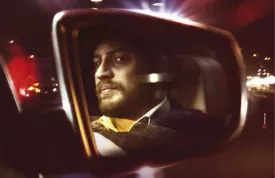 Recenze: Tom Hardy hodinu a půl v autě – odvážný film Locke, o jakém se nám může jen zdát