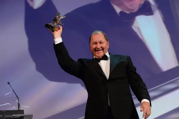 OBRAZEM: Zlatého lva za nejlepší film získal na festivalu v Benátkách Holub, který seděl na větvi a přemýšlel o životě