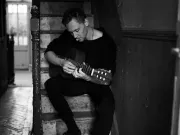 Tom Hiddleston zpívá "Move It On Over" od Hanka Williamse