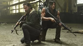 Walking Dead / Živí mrtví – 5. sezóna. Úvod jako výstřel z Darylovy kuše.