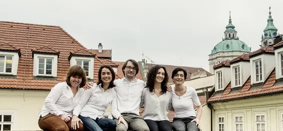 soutezte-o-100-tisic-korun-s-cenou-neuron-staci-dobry-napad-a-laska-k-vede