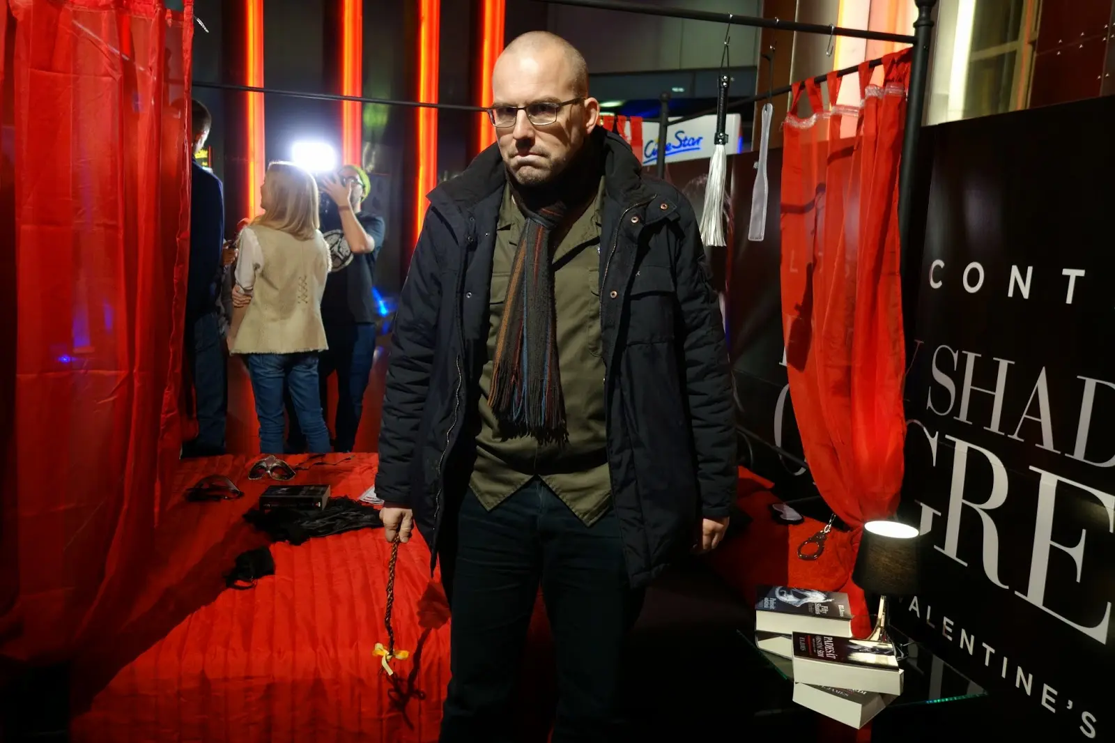 recenze-padesat-odstinu-sedi-sexy-fenomen-vstupuje-do-kin-1