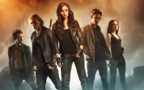 Mortal Instruments jdou na televizní obrazovky jako seriál Shadowhunters