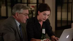 Stážista: Trailer - Anne Hathaway má za stážistu Roberta De Nira