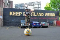 Jak vypadá ultimátní fanoušek Star Wars? Balancuje na míči, co vypadá jako BB-8 droid a hraje na dudy, co vystřelují plameny!