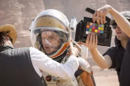 Matt Damon posílá pozdrav z Marsu: První fotky z očekávané sci-fi Marťan