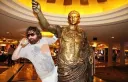 Kolik si denně vydělá chlap, který se vydává za Alana z Pařby ve Vegas?