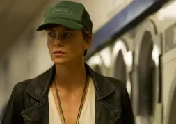 Recenze: Temné kouty pronásledují Charlize Theron