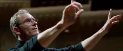 Steve Jobs: Trailer - Mysl génia, drsné vedení a tvář Michaela Fassbendera