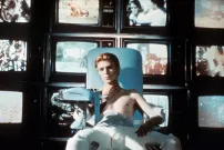 Recenze: Muž, který spadl na Zemi aneb Zajímavé sci-fi retro s Davidem Bowiem v hlavní roli