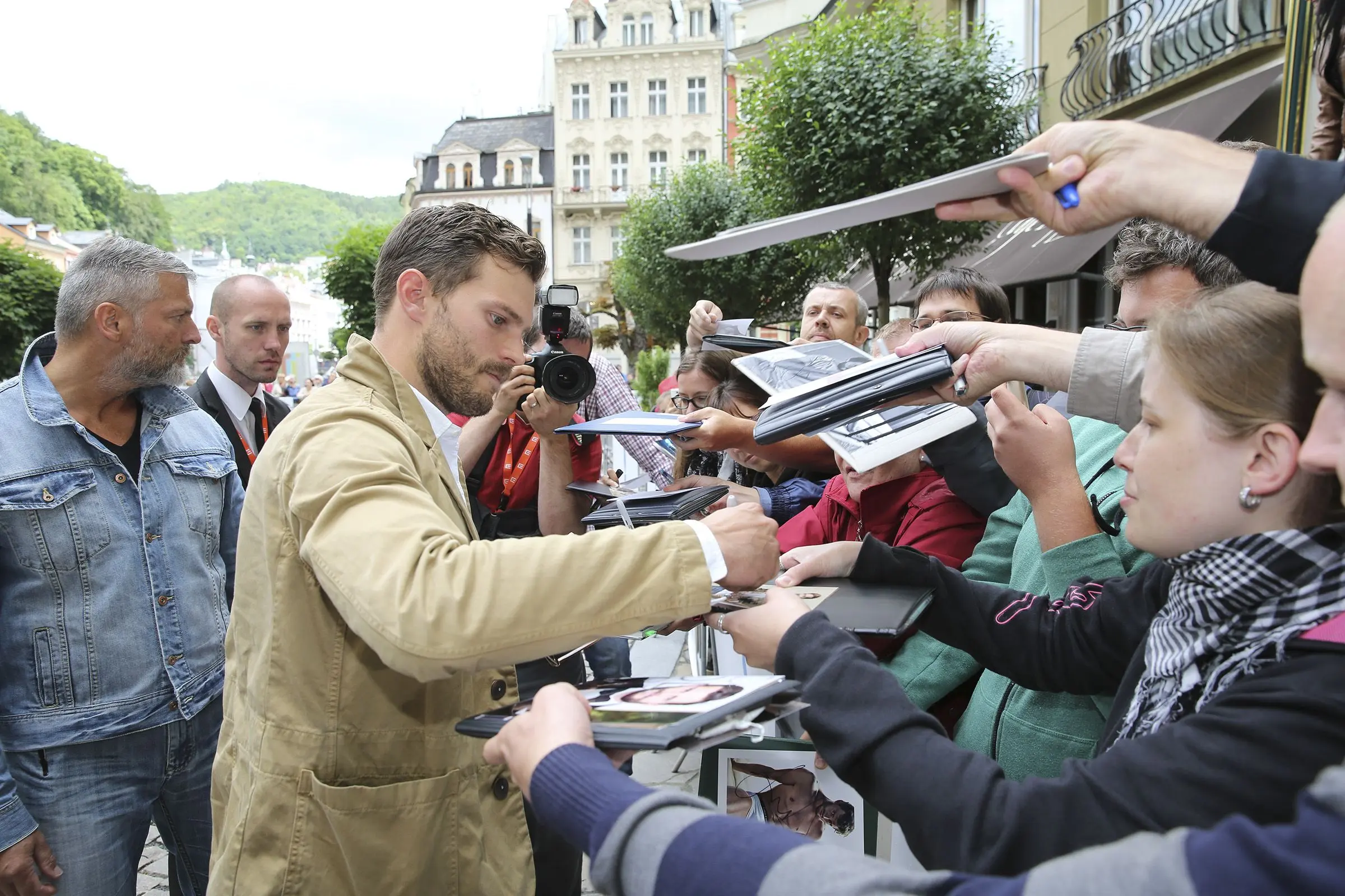 do-varu-prijel-jamie-dornan-popularni-herec-s-placackou-na-festivalu-predstavi-film-o-atentatu-na-heydricha-2