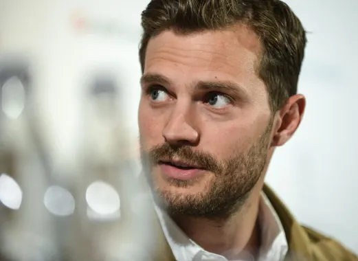 Jamie Dornan ve Varech a fanynky ve varu! Herec na festivalu představil film o atentátu na Heydricha.