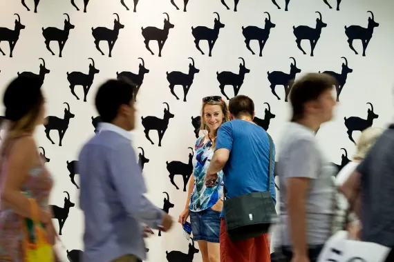 OBRAZEM: Kamzíci, kolonáda, hvězdy. Padesátý karlovarský filmový festival na fotografiích.