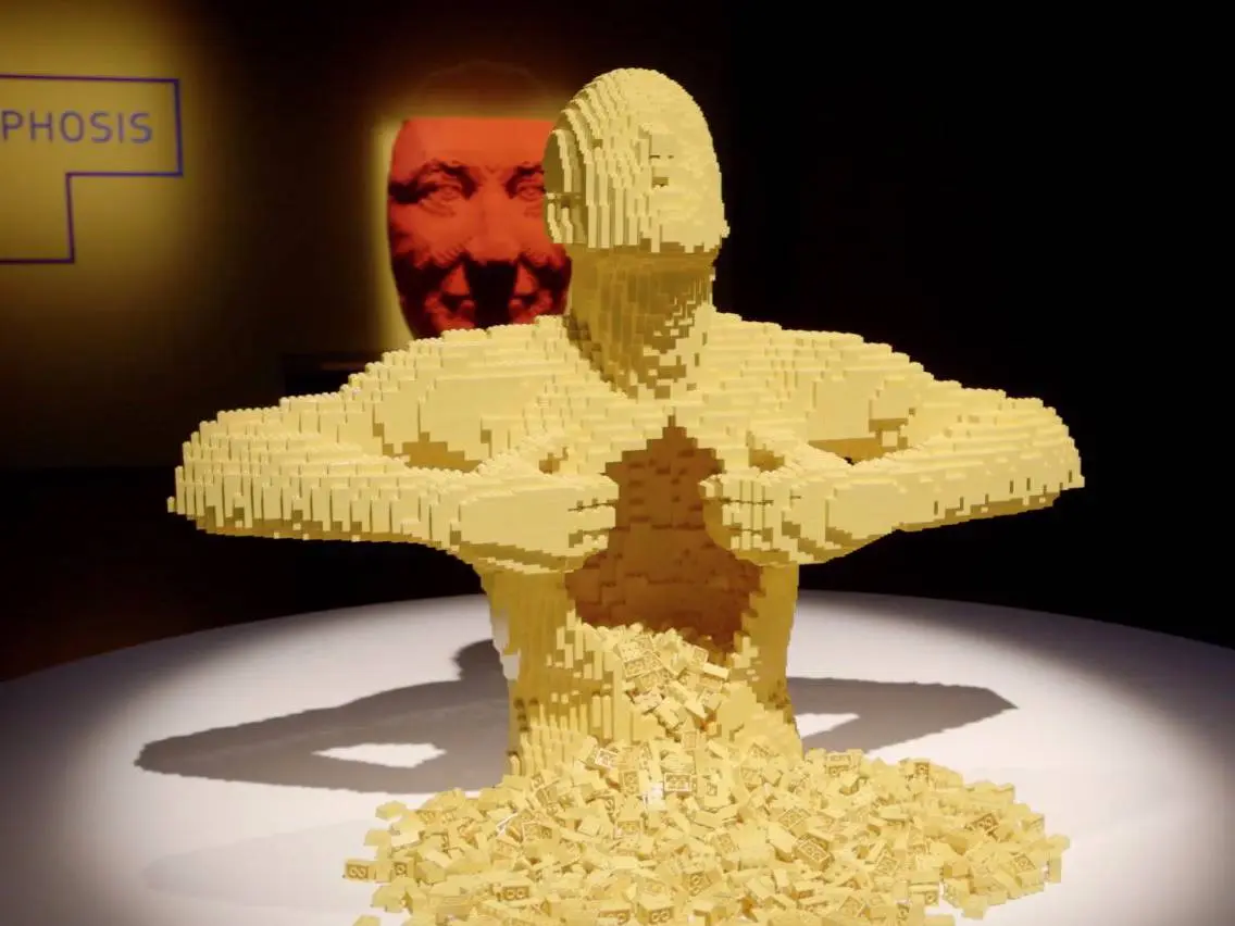 LEGO už má i svůj vlastní Kostkument