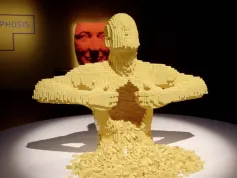 LEGO už má i svůj vlastní Kostkument