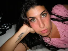 32. týden-kinopremiéry: Amy Winehouse sní o nesmrtelnosti, vykolejenosti a dracích