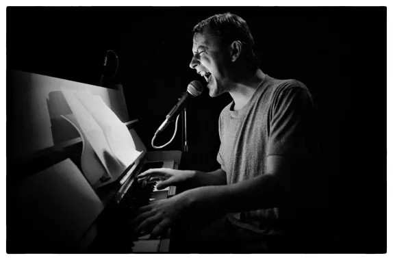 Blíží se premiéra filmu o Filipovi Topolovi, géniovi undergroundu. Přinášíme SOUTĚŽ o lístky do kina a další ceny.