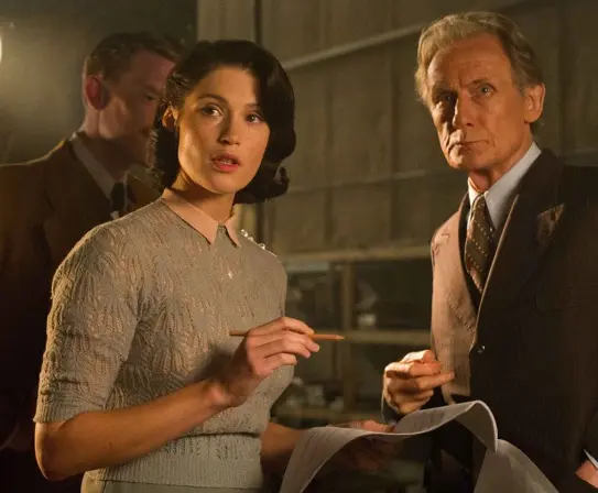 Sam Claflin, Gemma Arterton a Bill Nighy na prvních fotkách z komedie Their Finest Hour and a Half