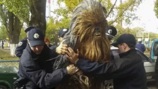 Na Ukrajině se nenudí - krátce po odhalení sochy Dartha Vadera policie zatkla Chewbaccu
