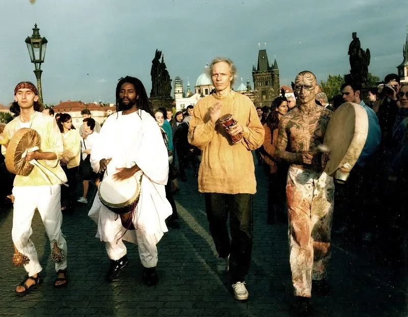 tomas-vorel-nadeluje-pod-stromecek-skritka-pro-rok-2016-reziserskou-verzi-kamenneho-mostu-4