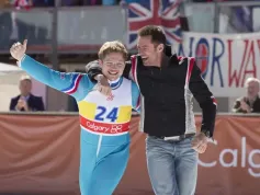Hugh Jackman trénuje Tarona Egertona. První snímky a trailer k filmu Eddie the Eagle.