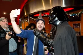 Darth Vader proplouval kinem a budil strach. Fotky z pražské premiéry Star Wars: Síla se probouzí.