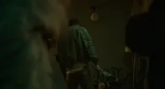 Green Room: Necenzurovaný trailer na horor, v němž Patrick Stewart kosí teenagery