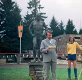 Nackte Mann auf dem Sportplatz, Der