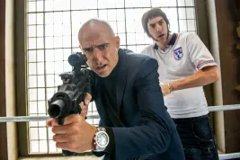 Recenze: Grimsby - po Boratovi, Brunovi a diktátorovi přichází dementní fotbalový hooligan