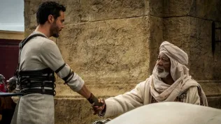 Jack Huston se jako vozataj Ben-Hur prohání arénou. První trailer a fotky z Ben-Hura jsou tu