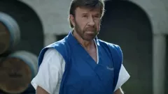Chuck Norris je zpátky - v reklamě na pivo je mistrem "kuchyňského boje" a opéká steaky pohledem!